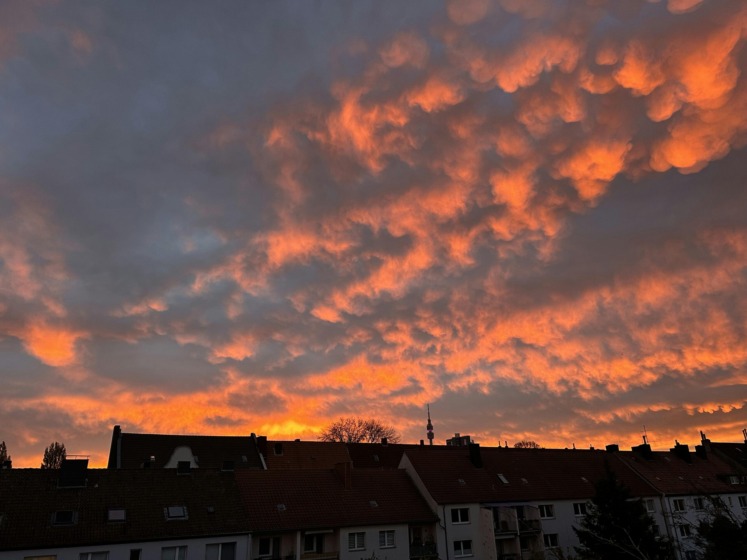 Rot gefärbter Morgenhimmel über der Stadt.