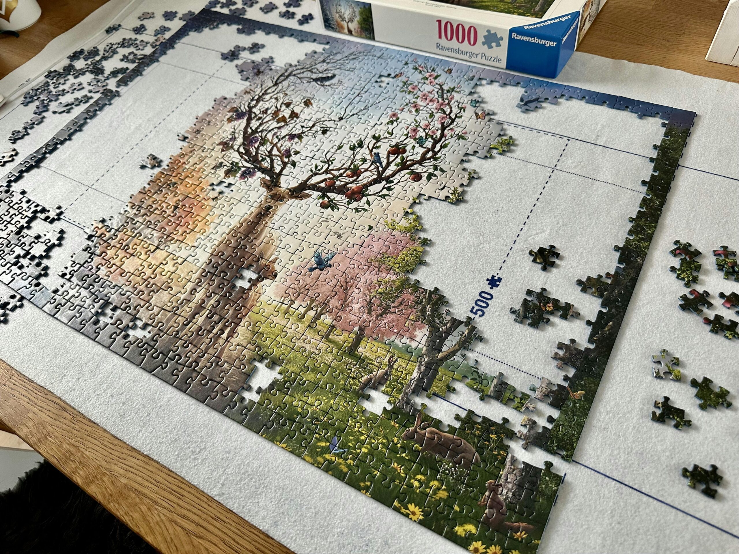 Halb fertiges Puzzle auf einer weißen Puzzlematte auf einem Tisch