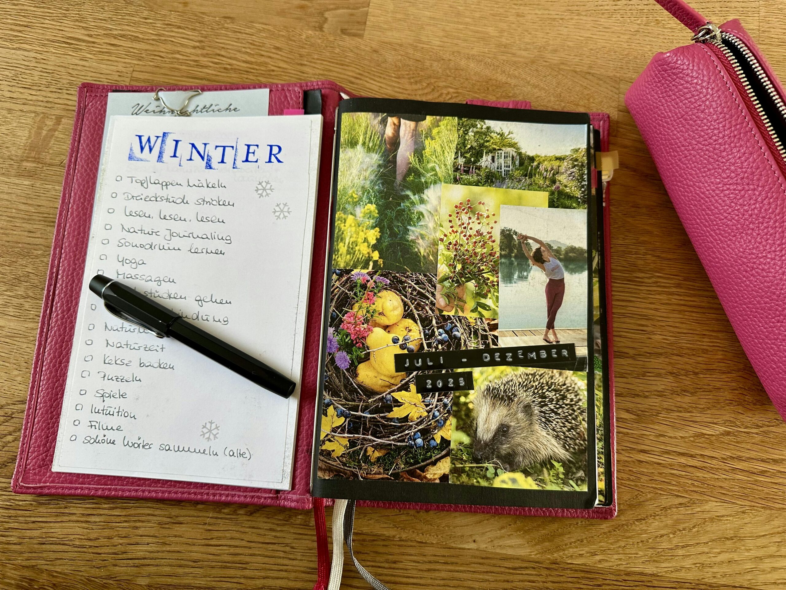 Kalenderhülle aus pinkfarbenen Leder neben einem passenden Stifteetui. Im Kalender ist eine Liste zu sehen: Die Überschrift "Winter" ist gestempelt. Darunter stehen mit Abhak-Kästchen folgende Dinge: Topflappen häkeln, Dreieckstuch stricken, Lesen, Nature Journaling, Sonodrum lernen, Yoga, Massagen, Frühstücken gehen, Naturzeit, Kekse backen, Puzzeln, Spiele, Intuition, Filme und Schöne Worte sammeln (alte)
