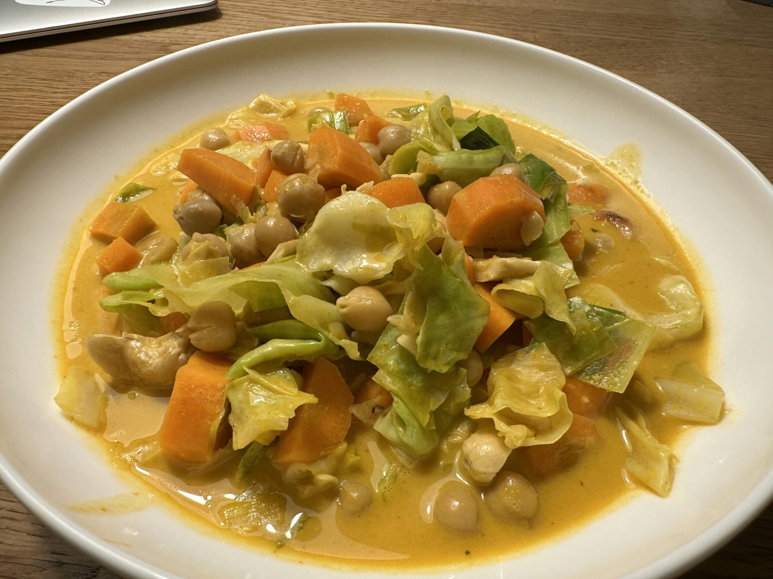 Suppenteller mit gelbem Gemüsecurry.