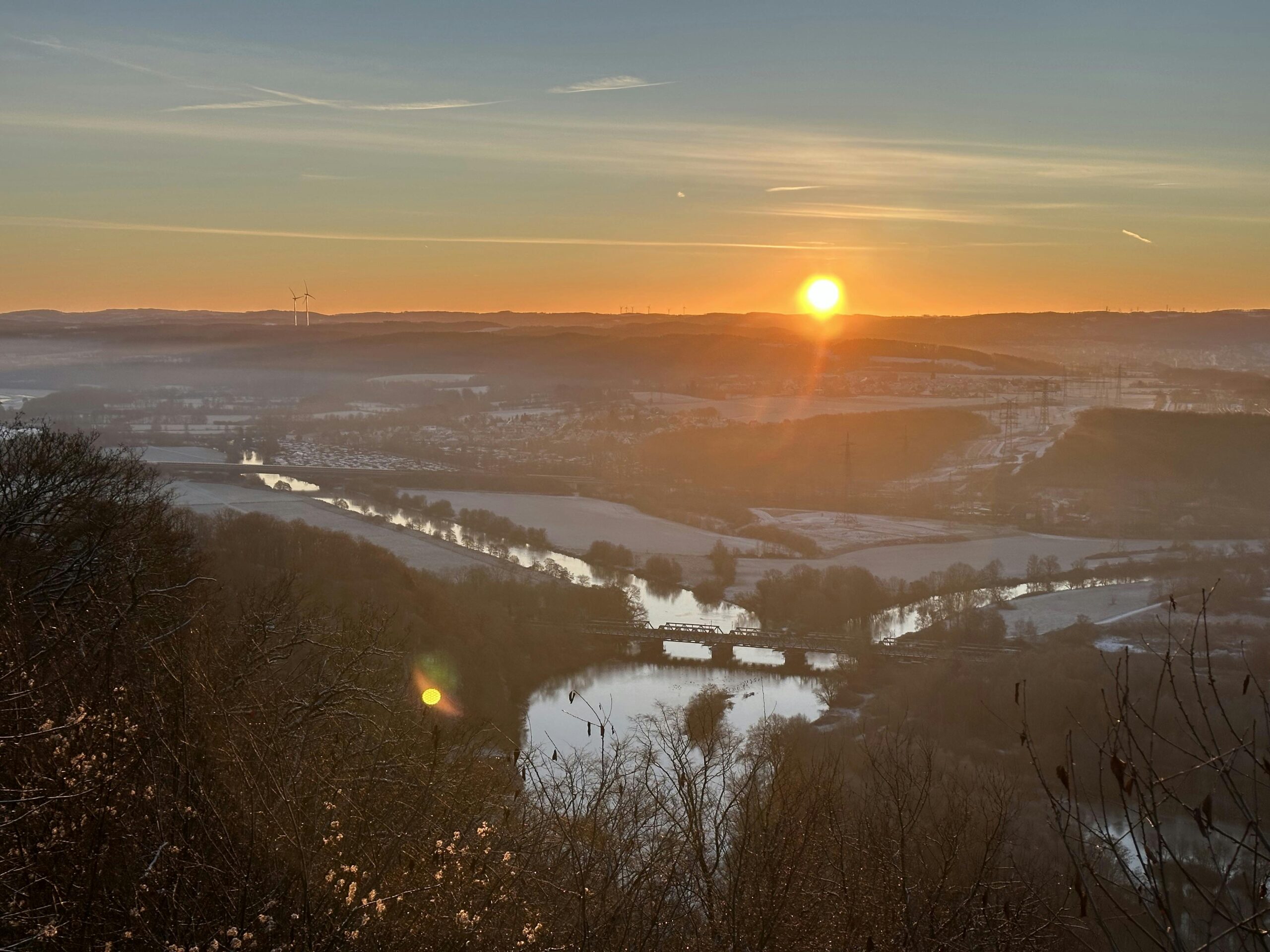 Blick an einem kalten Wintermorgen beim Sonnenaufgang auf die Mündung der Lenne in die Ruhr unterhalb der Hohensyburg in Dortmund.
